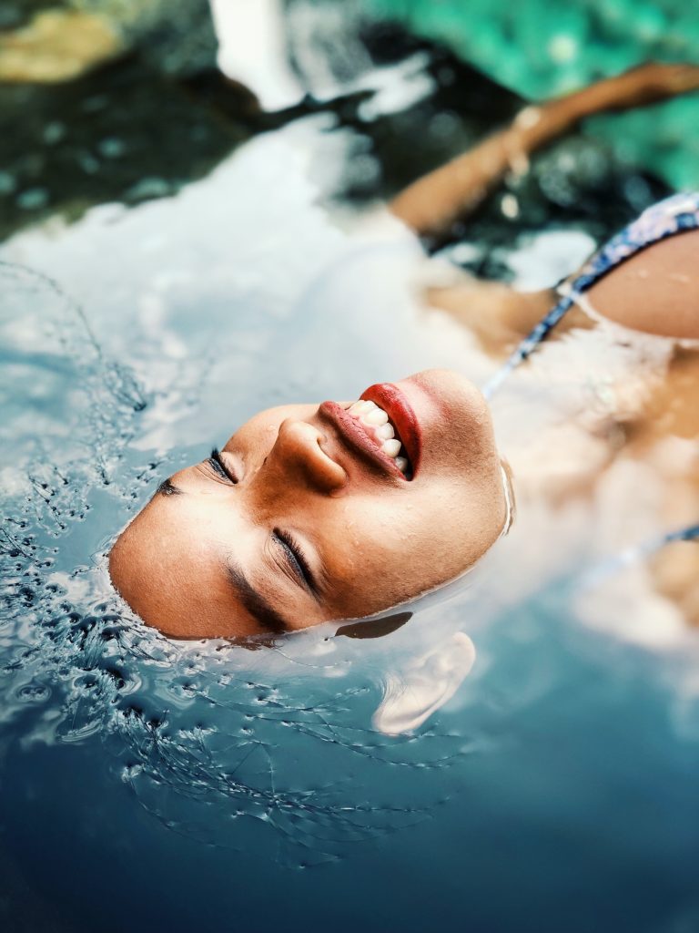 relaxation dans piscine