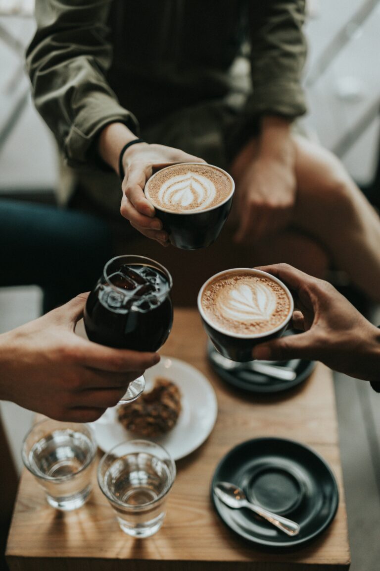 Cafés au centre de la table