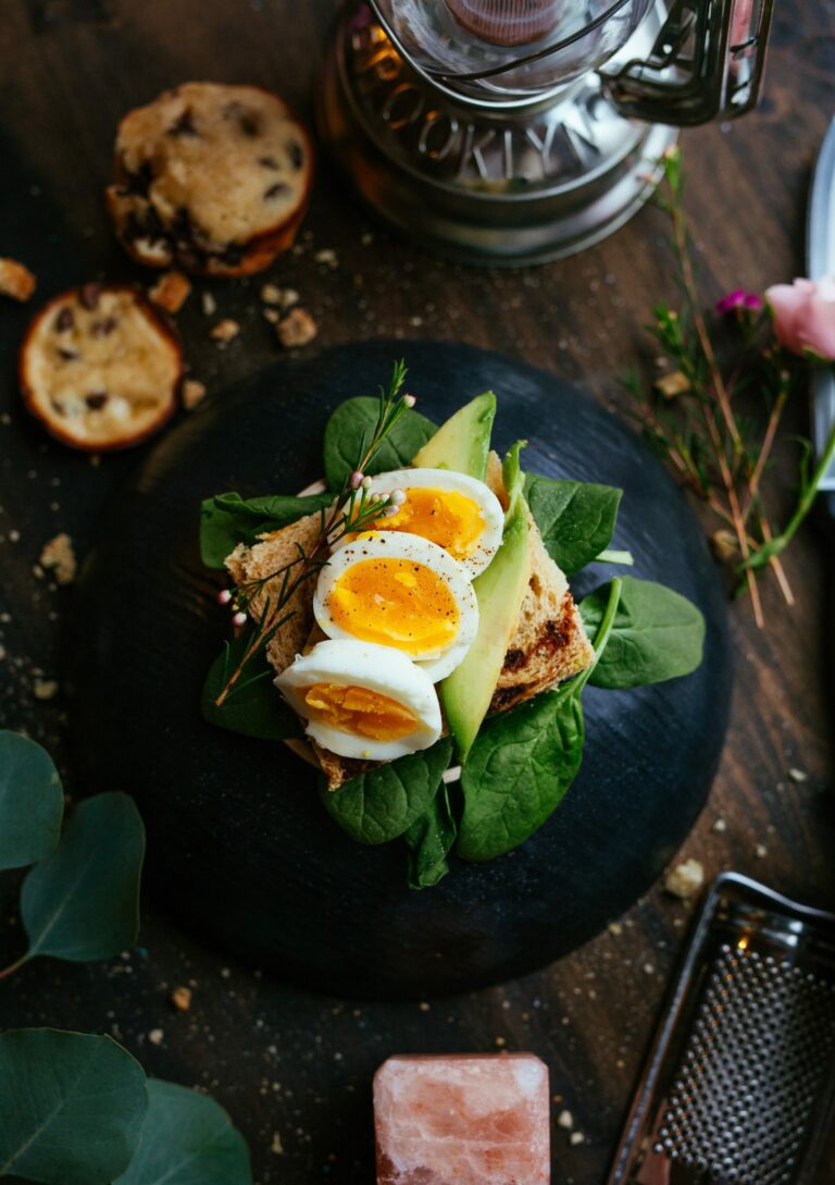 Salades avec oeufs coupés en deux